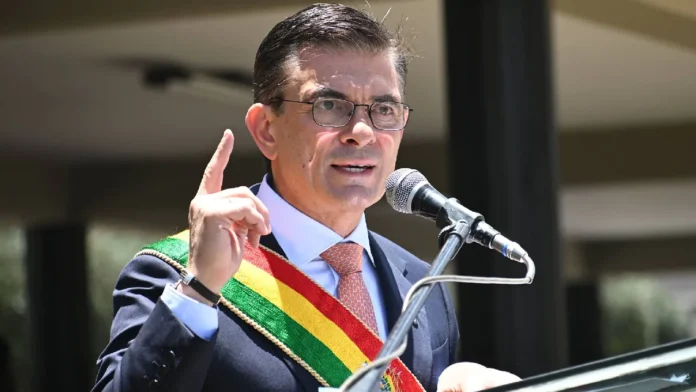 Bolivia: gobierno de Rodrigo Paz reduce su salario en un 50%