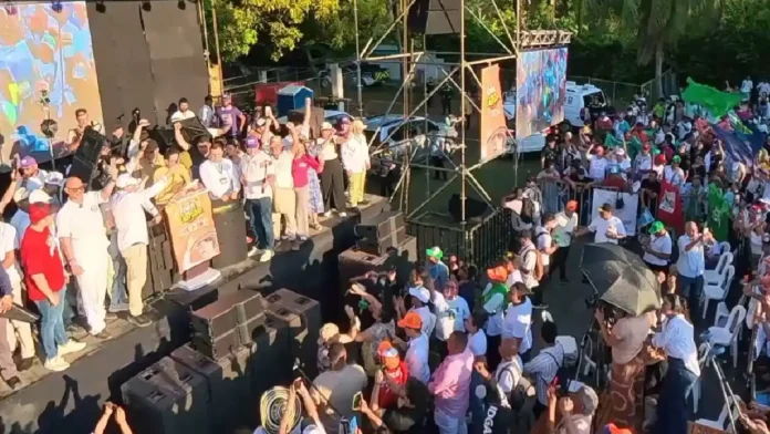 Cuestionan a Iván Cepeda por continuar actos públicos en plena restricción electoral