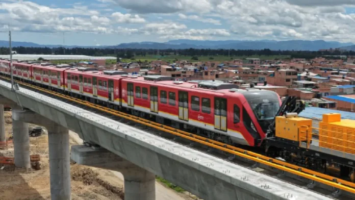 Primer tren del Metro de Bogotá avanzó por el viaducto entre el Patio Taller y la Estación 2