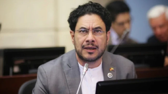 Iván Cepeda reorganiza su campaña: apuesta por un equipo interno y rechaza asesores externos