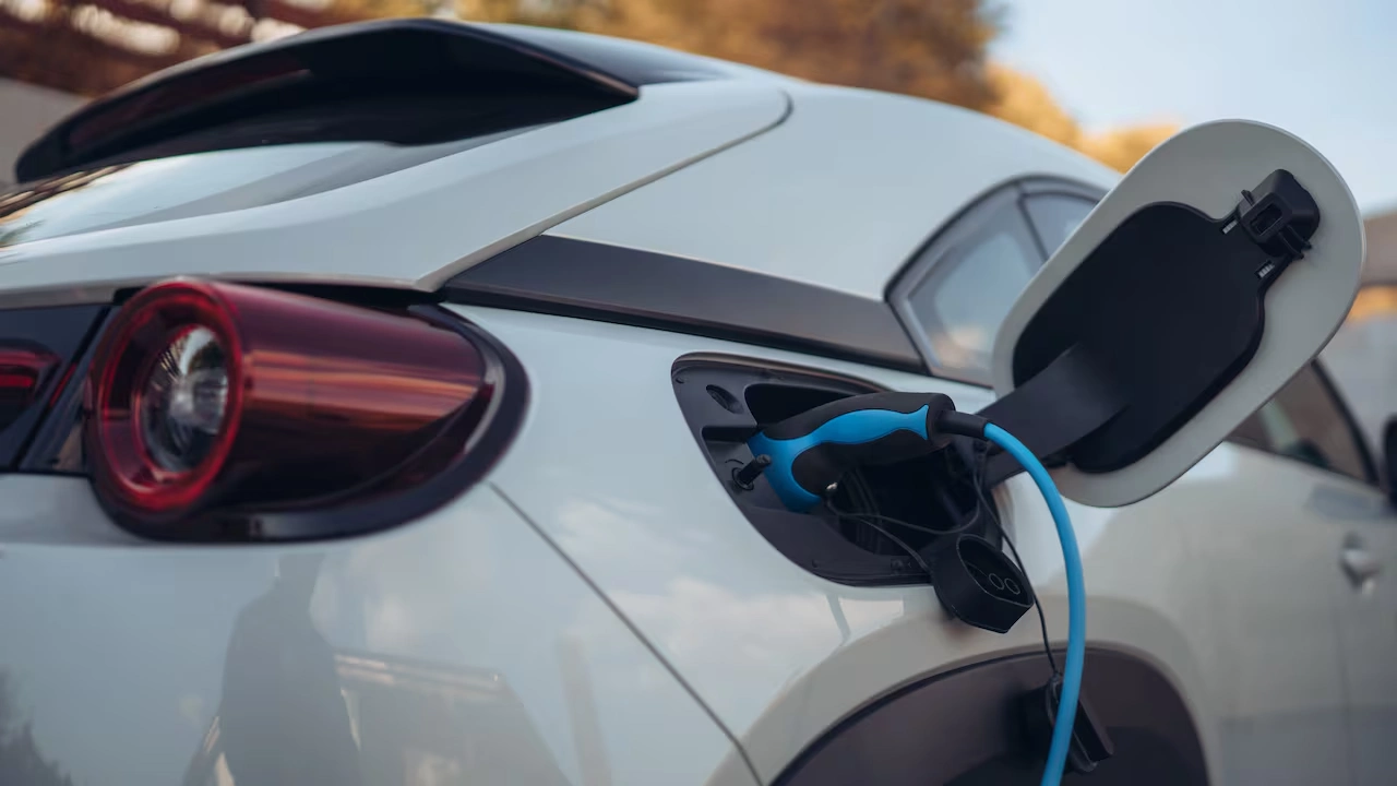Híbrido o Eléctrico: ¿Cuál de los dos ofrece mayores beneficios tributarios hoy?