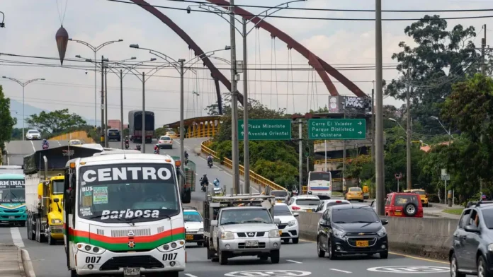 El teletrabajo reduce un 7% los viajes en el Valle de Aburrá, pero los trancones no ceden