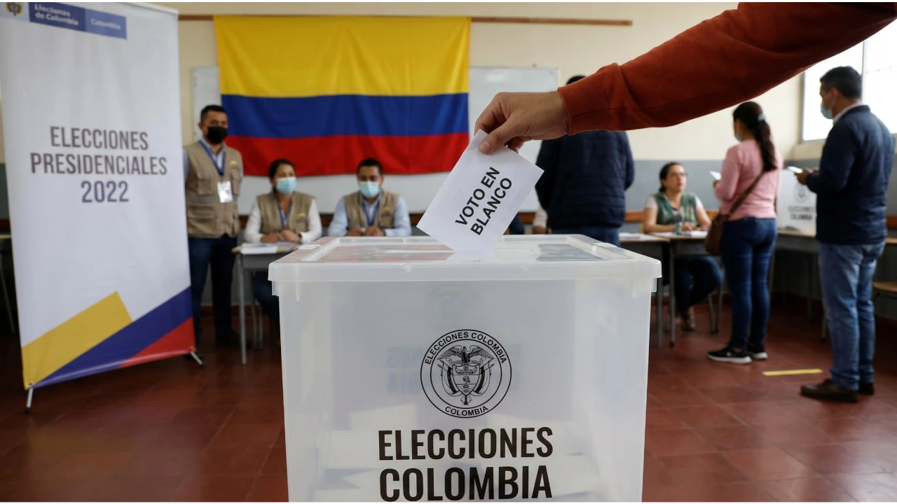 La prima de riesgo presiona al mercado cambiario en la recta final de la campaña política