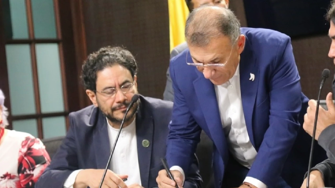Roy Barreras votará en segunda vuelta por Cepeda, pero pide que no realice la Asamblea Constituyente 1 Roy Barreras anuncia su voto por Iván Cepeda en segunda vuelta bajo estrictas condiciones políticas