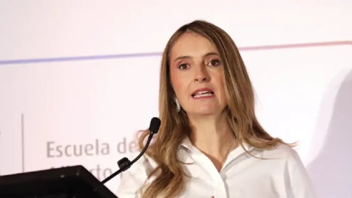 Paloma Valencia entrega su plan de gobierno al presidente electo Abelardo de la Espriella
