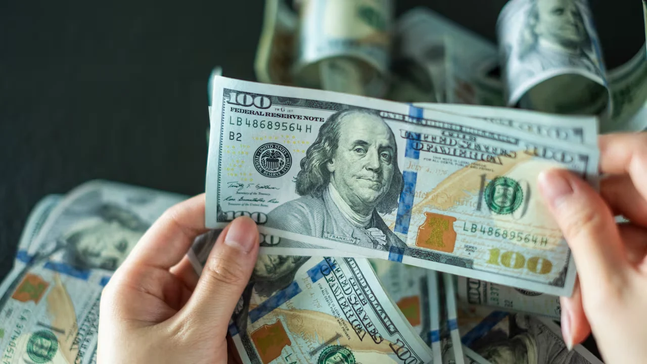 El contraste cambiario: de pagar un dólar a $4.100 en 2025 a la cotización actual bajo los $3.600