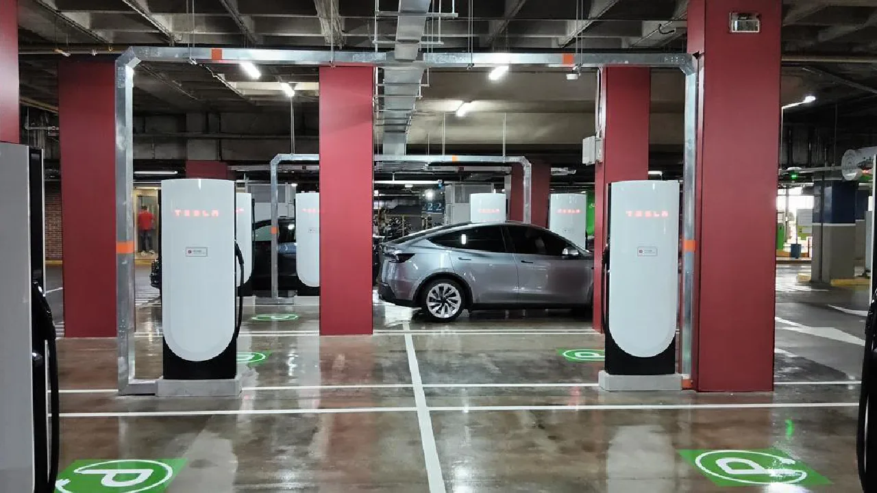 Tesla inaugura su primera estación de supercargadores en Medellín: ubicación y detalles