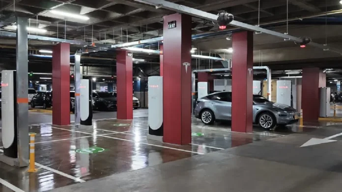 Tesla inaugura su primera estación de supercargadores en Medellín: ubicación y detalles