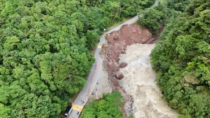 Cierre total e indefinido en la Transversal del Sisga por masivo derrumbe en Boyacá