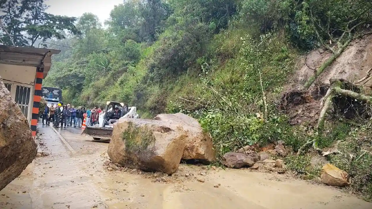 Cierre total e indefinido en la Transversal del Sisga por masivo derrumbe en Boyacá