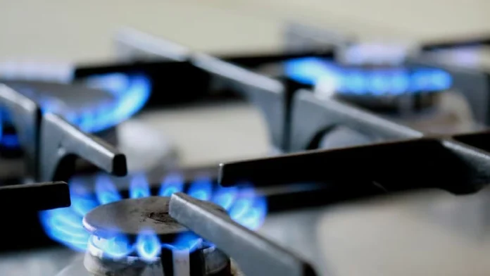 Medellín socializa en la comuna 1 el plan 'Unidos por el Gas' para estratos 1, 2 y 3 en 2027