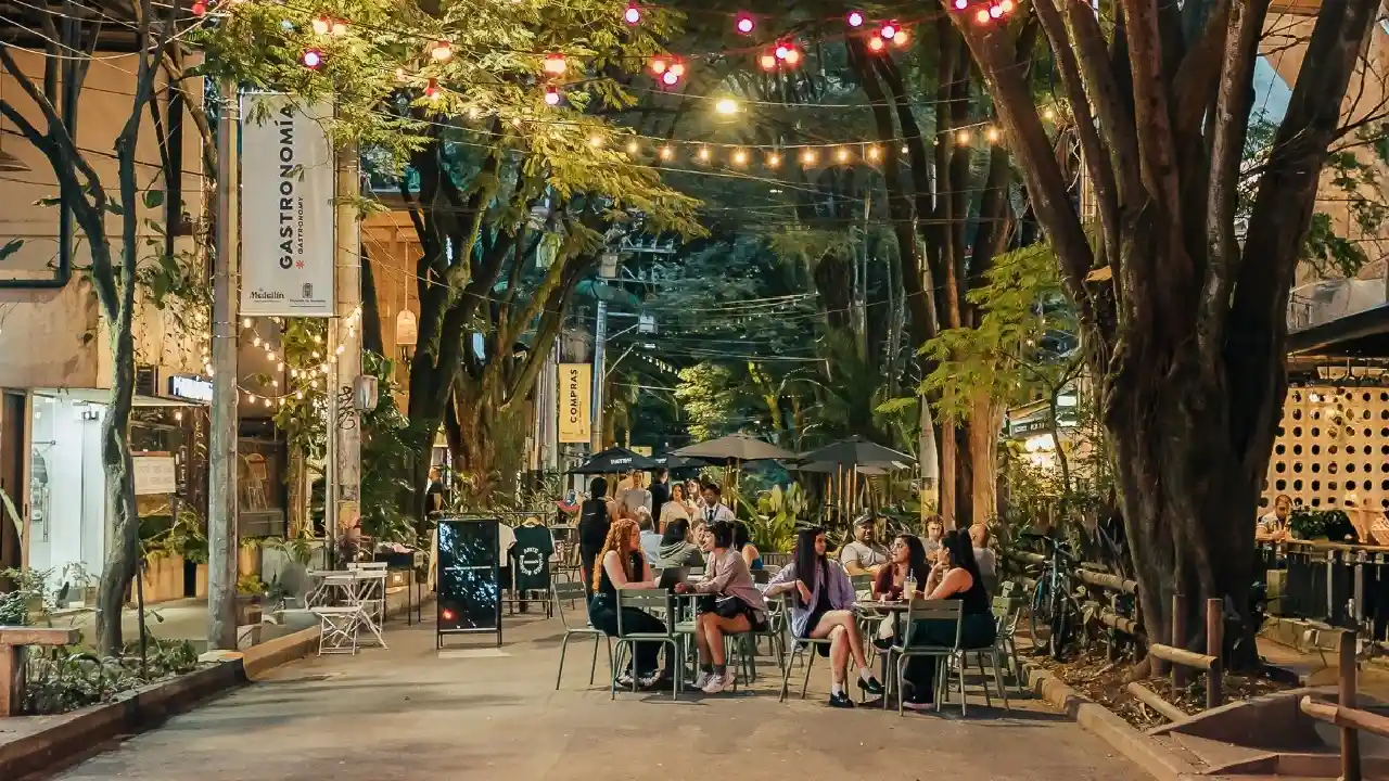 Más visitantes, más ingresos: el turismo movió cerca de $9 billones en Medellín en 2025