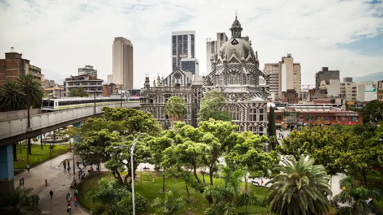 Más visitantes, más ingresos: el turismo movió cerca de $9 billones en Medellín en 2025