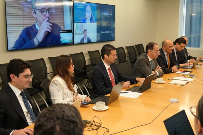 José Manuel Restrepo, y los ministros del gobierno entrante de Hacienda y de Comercio - Cortesía prensa Abelardo De la Espriella José Manuel Restrepo, y los ministros del gobierno entrante de Hacienda y de Comercio - Cortesía prensa Abelardo De la Espriella