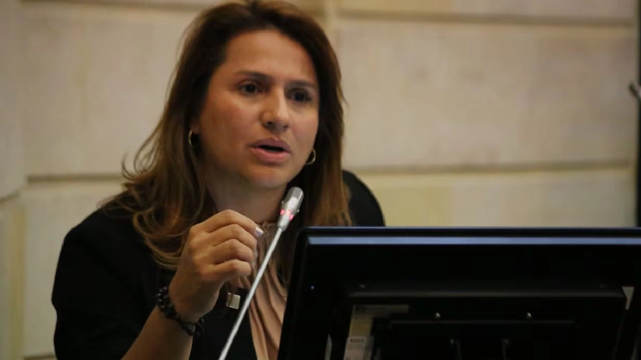 ¿Quién es Paola Holguín, la ministra de Cultura del gobierno de Abelardo De La Espriella? 1 Paola Holguín y el giro en Cultura: La "batalla cultural" del Gobierno De la Espriella