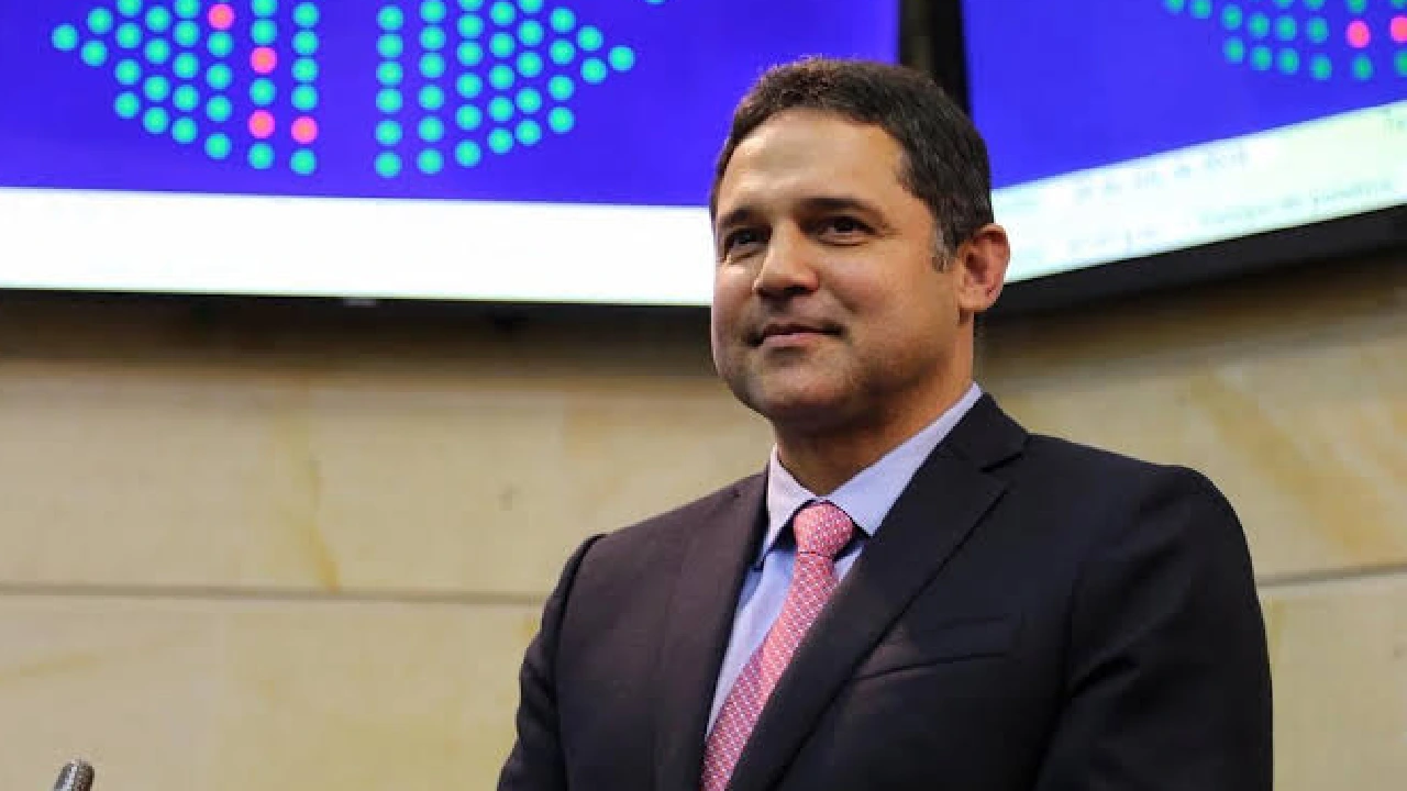 ¿Quién es Honorio Henríquez Pinedo, nuevo presidente del Senado? Hoja de vida 1 Elección en el Congreso: Así fue la jugada política que llevó a Honorio Henríquez a la presidencia del Senado
