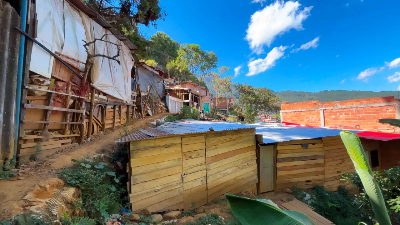 Construían sin cumplir los requisitos: Medellín frenó seis obras en Villatina