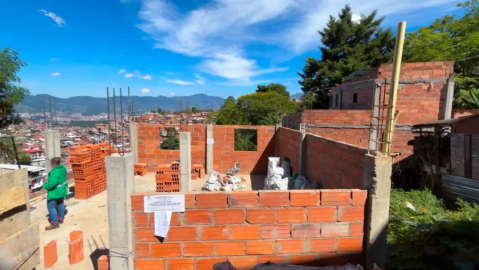 Construían sin cumplir los requisitos: Medellín frenó seis obras en Villatina