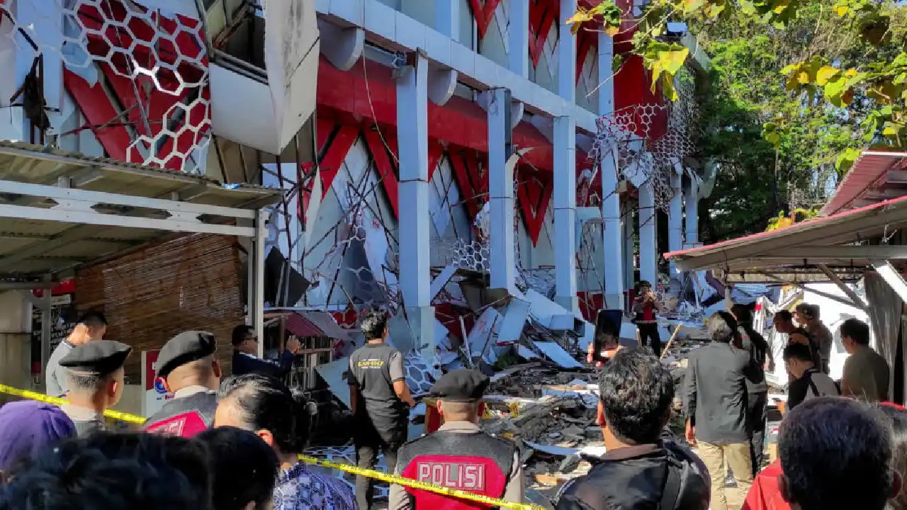 Terremoto en Indonesia de magnitud 7,7 activa alerta de tsunami en el este del país
