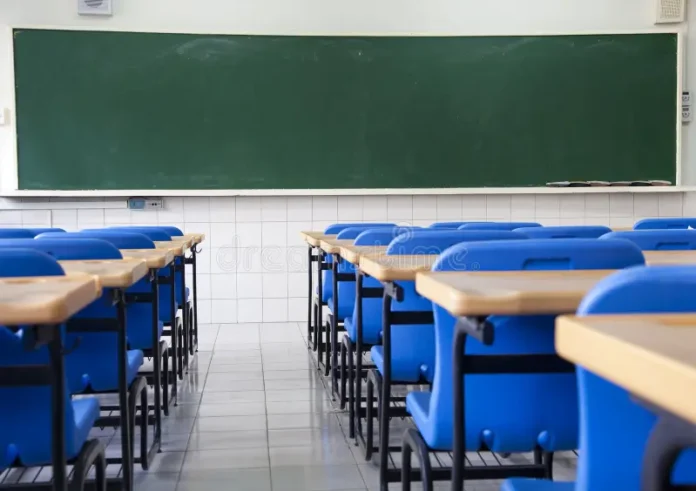 “Aula escolar vacía, reflejo de la caída de nacimientos en Colombia”.