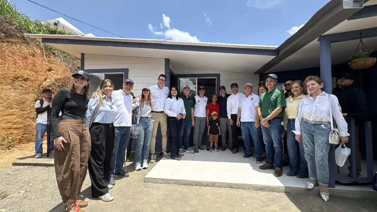 Luz Ofelia y su familia reciben las llaves de su nuevo hogar tras el terremoto