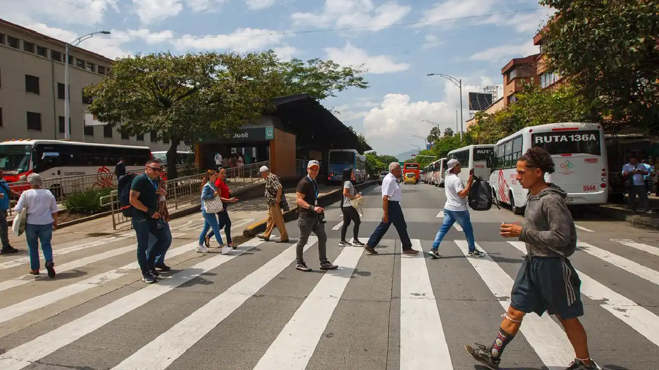 Alcaldía de Medellín propone cambios en el POT para priorizar a peatones, ciclistas y transporte masivo
