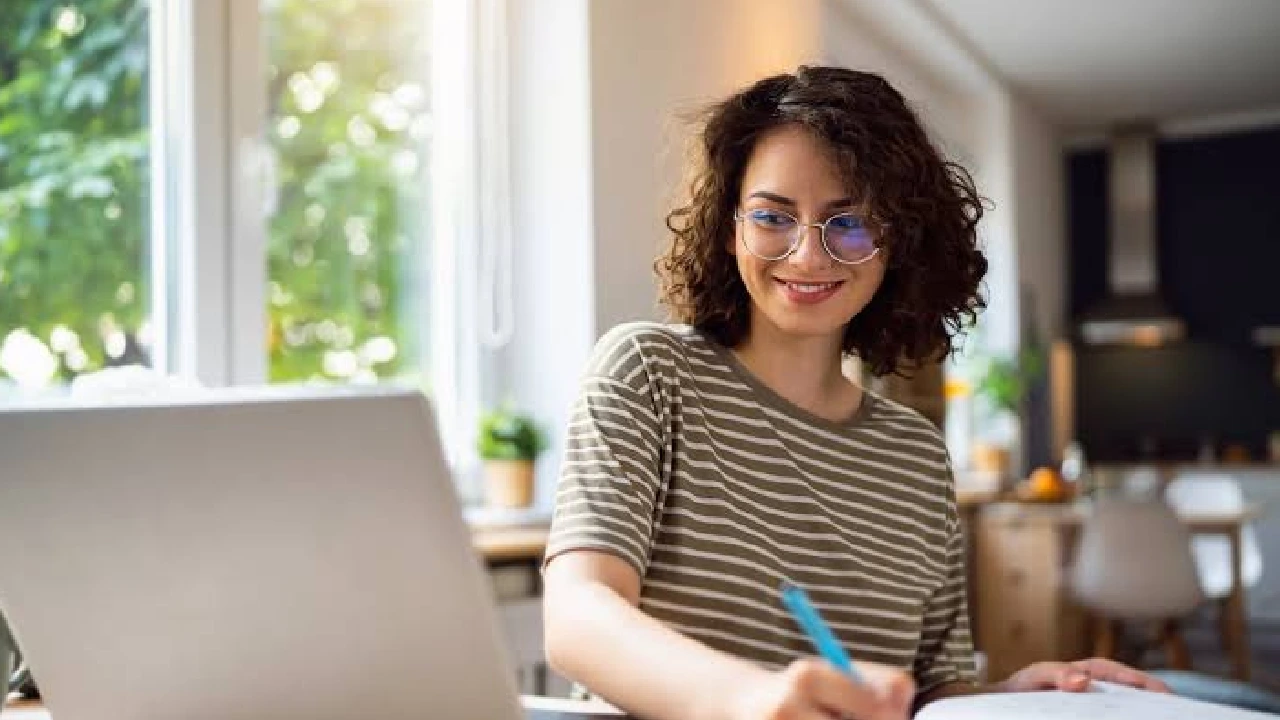 Lanzan 100 becas integrales de educación virtual para especializarse en inteligencia artificial y ciberseguridad