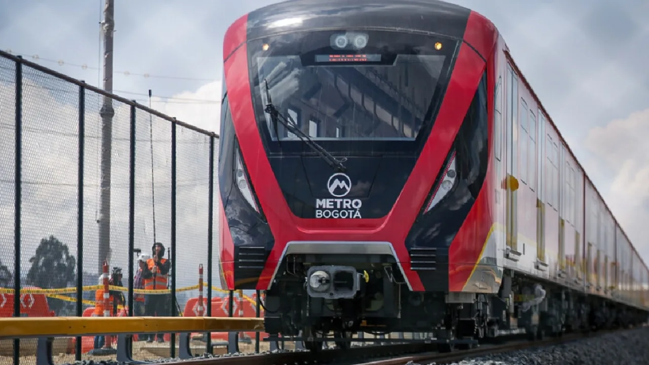 Metro de Bogotá avanza: Terminan el puente ferroviario más largo y suman 17 trenes en patios