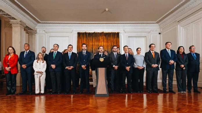 Abelardo de la Espriella firma 11 decretos de emergencia económica para la recuperación del país