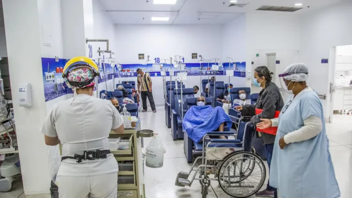 Gobierno emite medidas extraordinarias y traslados presupuestales ante la crisis hospitalaria