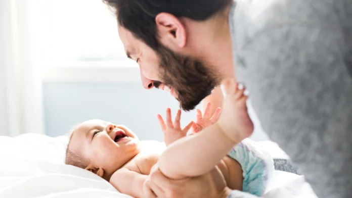 Avalan en primer debate proyecto para ampliar progresivamente la licencia de paternidad