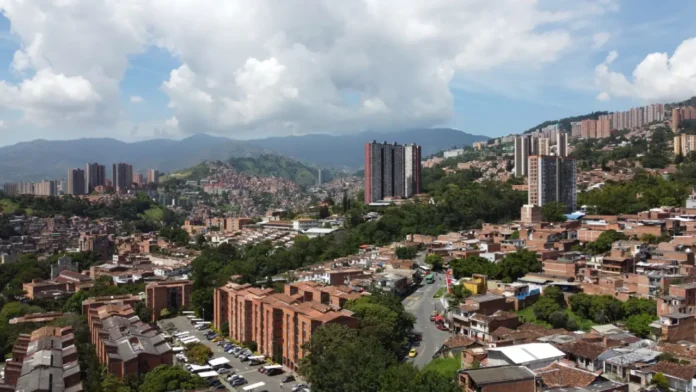 Alcaldía de Medellín aclara que revisión del POT no prohibirá la vivienda turística