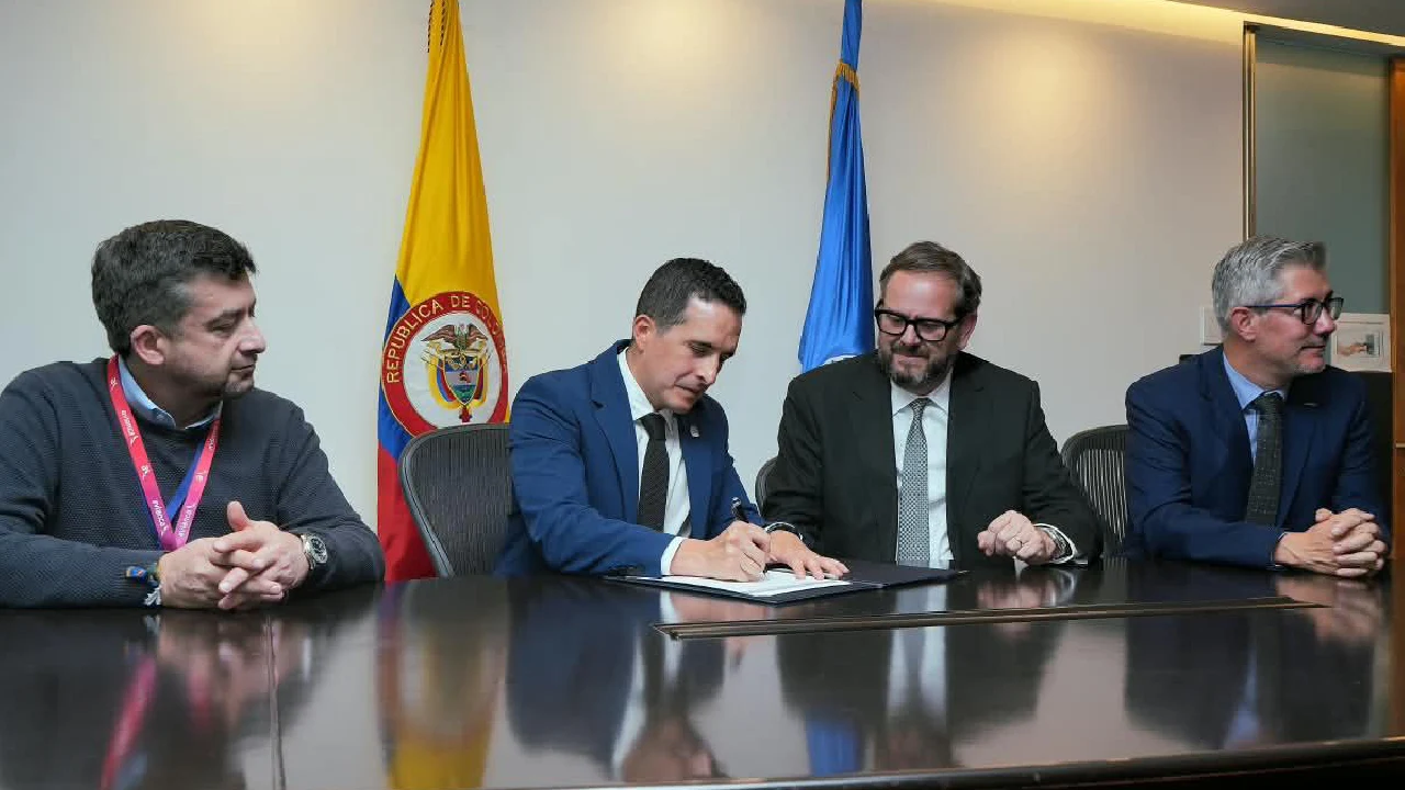 Aerocivil, Airbus y Avianca firman alianza técnica para rediseñar el espacio aéreo de Bogotá