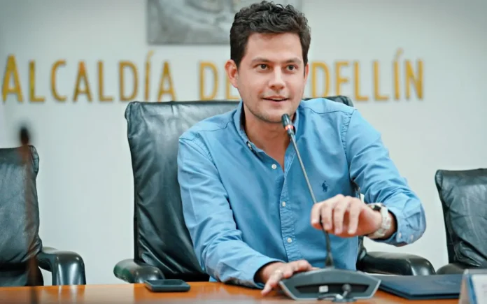 Manuel Villa Mejía será candidato a la Alcaldía de Medellín, según pudo conocer 360 Radio. Desliza para ver de dónde viene políticamente, sus banderas, las cifras de su gestión y los retos que enfrenta. Análisis completo en el enlace de la bio.