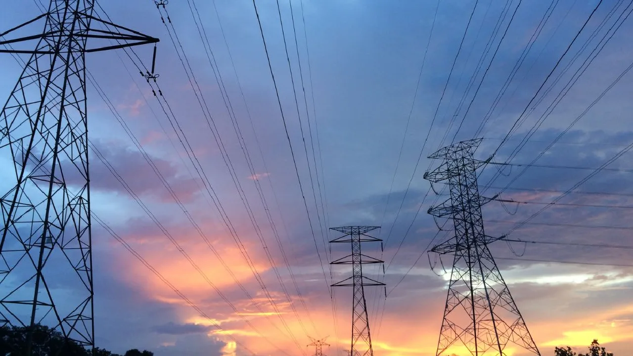 Colombia suspende exportación de energía a Ecuador para priorizar la demanda interna