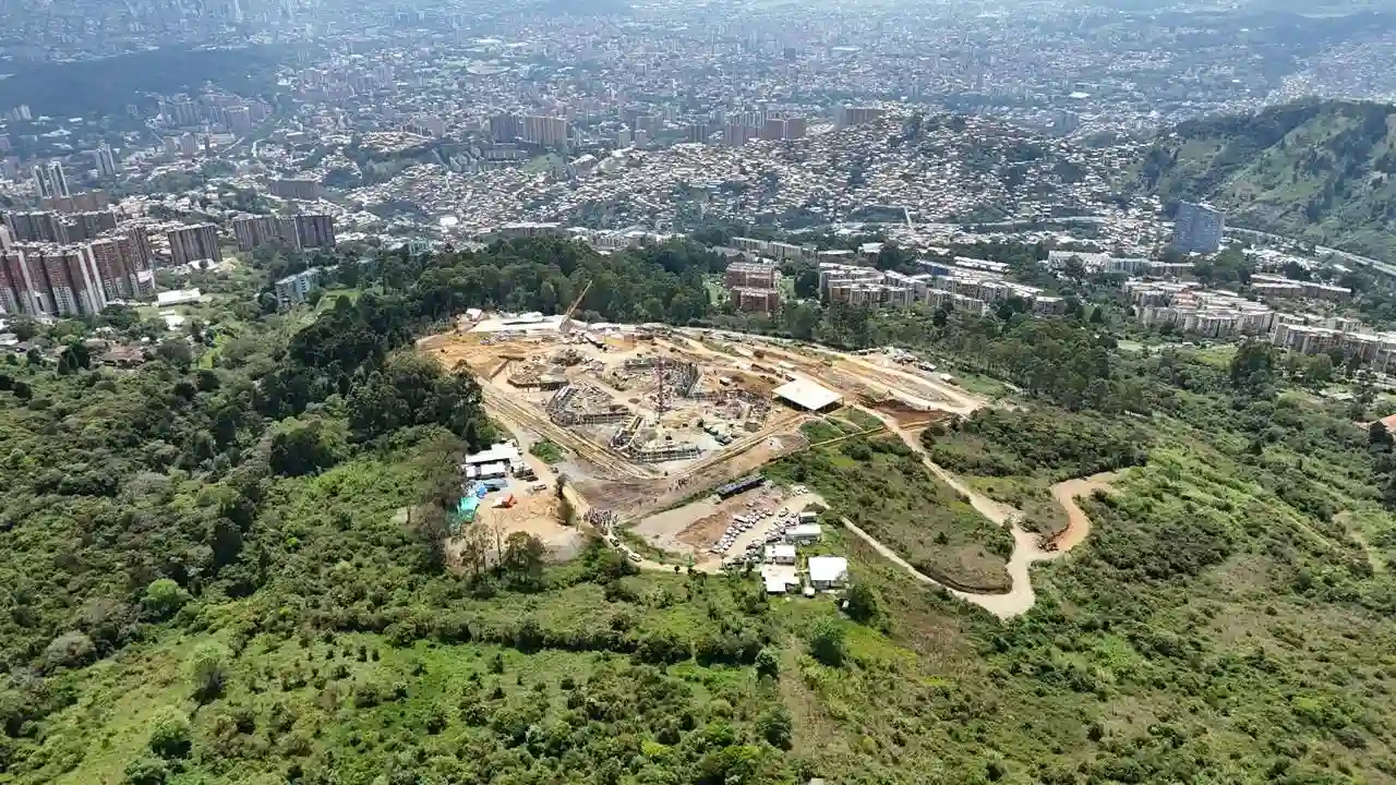 Federico Gutiérrez inspecciona la Megacárcel de Medellín que alcanza un 47 % de obra 1 Megacárcel de Medellín alcanza el 47 % de avance: operará en julio de 2027