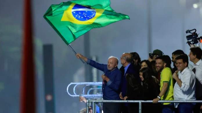 Luiz Inácio Lula da Silva celebra su histórico triunfo electoral en São Paulo tras convertirse en el primer mandatario brasileño en remontar un balotaje desde 1989.