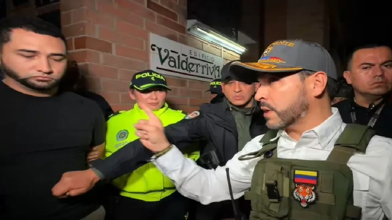 Megaoperativo en Medellín: 135 capturados, incautaciones millonarias y un cabecilla de las disidencias neutralizado 1 Fuerza Pública incauta material de guerra tras neutralizar a alias Primo Sangre en Antioquia.