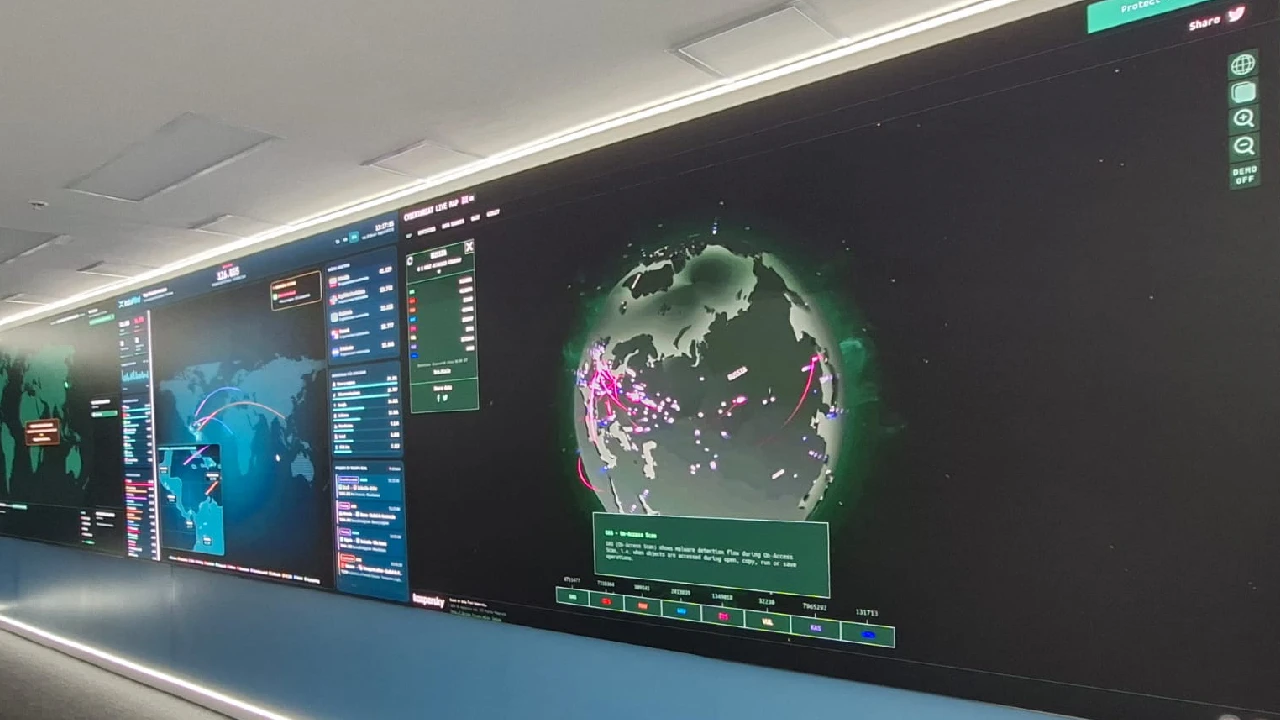 Centro de monitoreo y ciberseguridad en Colombia con analistas supervisando datos.