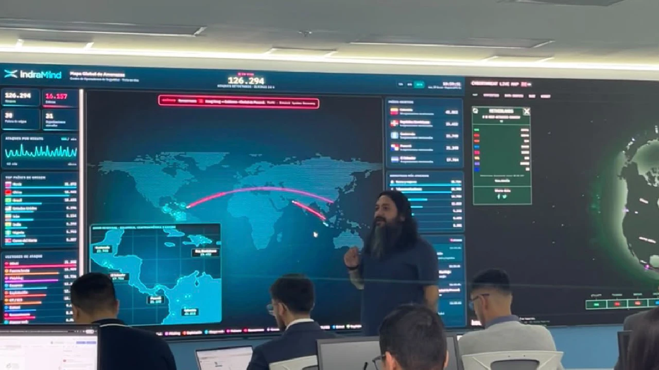 Indra impulsa la automatización de detección de incidentes mediante inteligencia artificial en su Centro de Operaciones de Ciberseguridad (SOC).