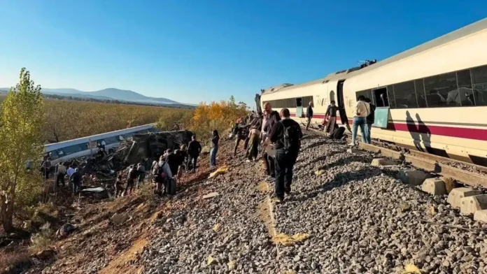Despliegue masivo de los servicios de emergencia y cuerpos de seguridad en el punto kilométrico 118 de la vía de alta velocidad Madrid-Andalucía, escenario del trágico siniestro en España.