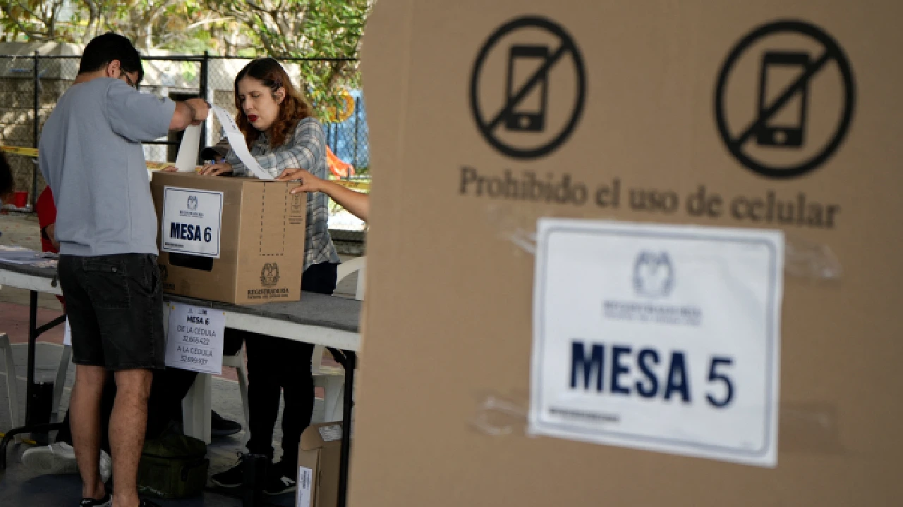 Urnas y material electoral de la Registraduría Nacional durante unos comicios en Colombia.