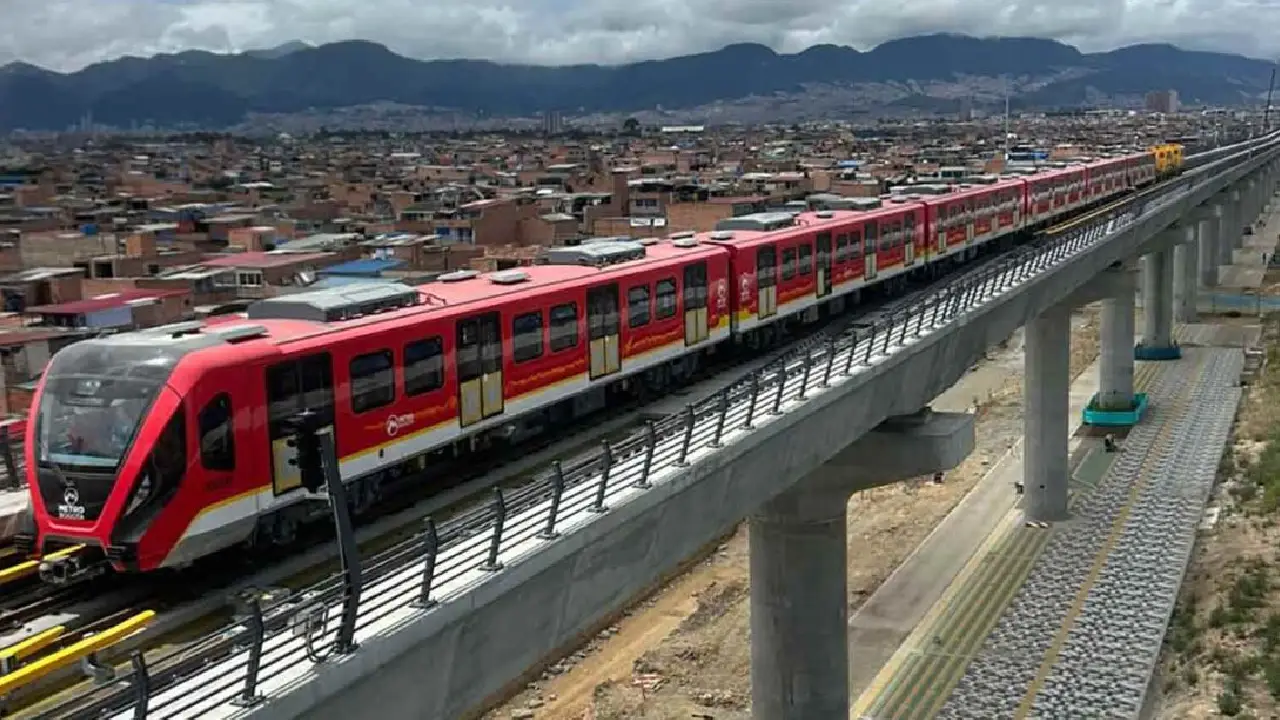 Trabajos de infraestructura activa en las obras del sistema de transporte masivo de Bogotá.