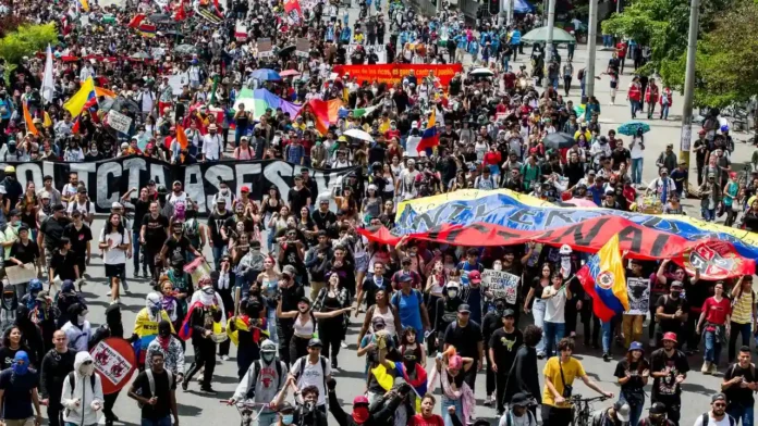 Manifestantes y centrales obreras durante jornadas de estallido social en Colombia convocadas por la Central Unitaria de Trabajadores