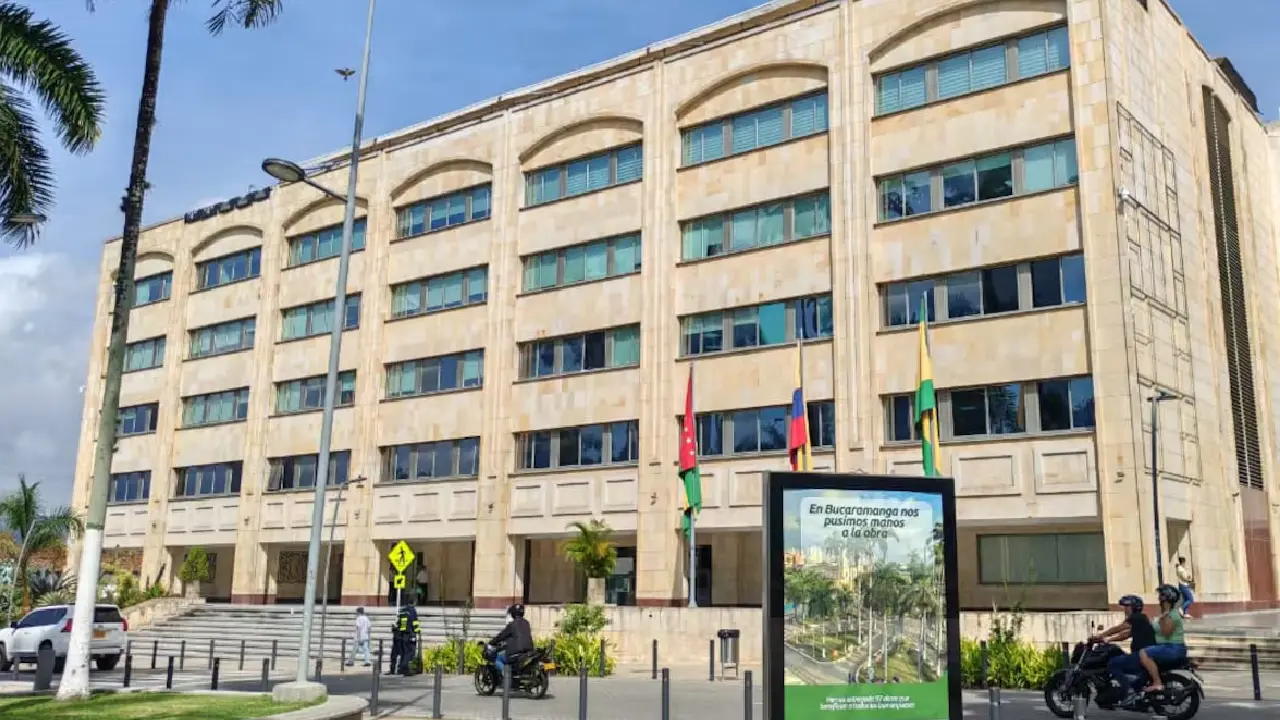 : Fachada de la Alcaldía de Bucaramanga y del Concejo Municipal durante la reorganización del gabinete