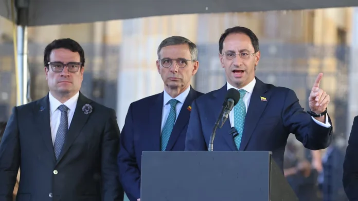 El vicepresidente José Manuel Restrepo presenta el proyecto de Ley de Rescate Fiscal ante el Congreso